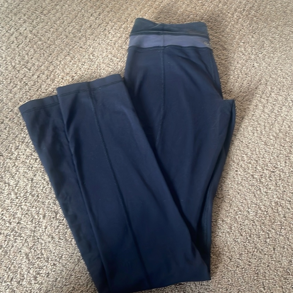 Black Lululemon athletic pants.